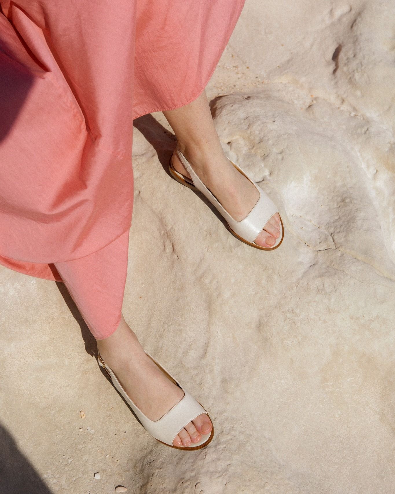 𝚌𝚘𝚋𝚢

Sandaal Coby van Atelier Content is er dit seizoen in Milk, Black en Light Blue. Mooi onder iedere zomerse outfit ☀

#ateliercontent #coby #ikkoopbelgisch #nieuwseizoen #ss26collection #schoenenwinkel #vanloock