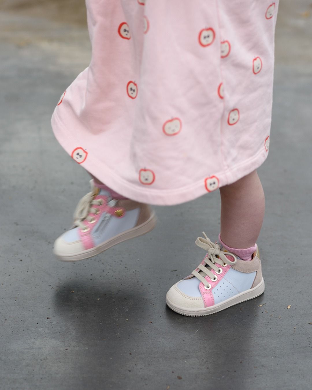 De eerste stapschoentjes van @ocra_shoes 🩷 Model Lys is beschikbaar in 4 kleurtjes, zowel voor meisjes als voor jongens.
#vanloock #vanloockkids #kinderschoenen #ocra #kinderwinkel #kidsshoes De eerste stapschoentjes van @ocra_shoes 🩷 Model Lys is beschikbaar in 4 kleurtjes, zowel voor meisjes als voor jongens.
#vanloock #vanloockkids #kinderschoenen #ocra #kinderwinkel #kidsshoes