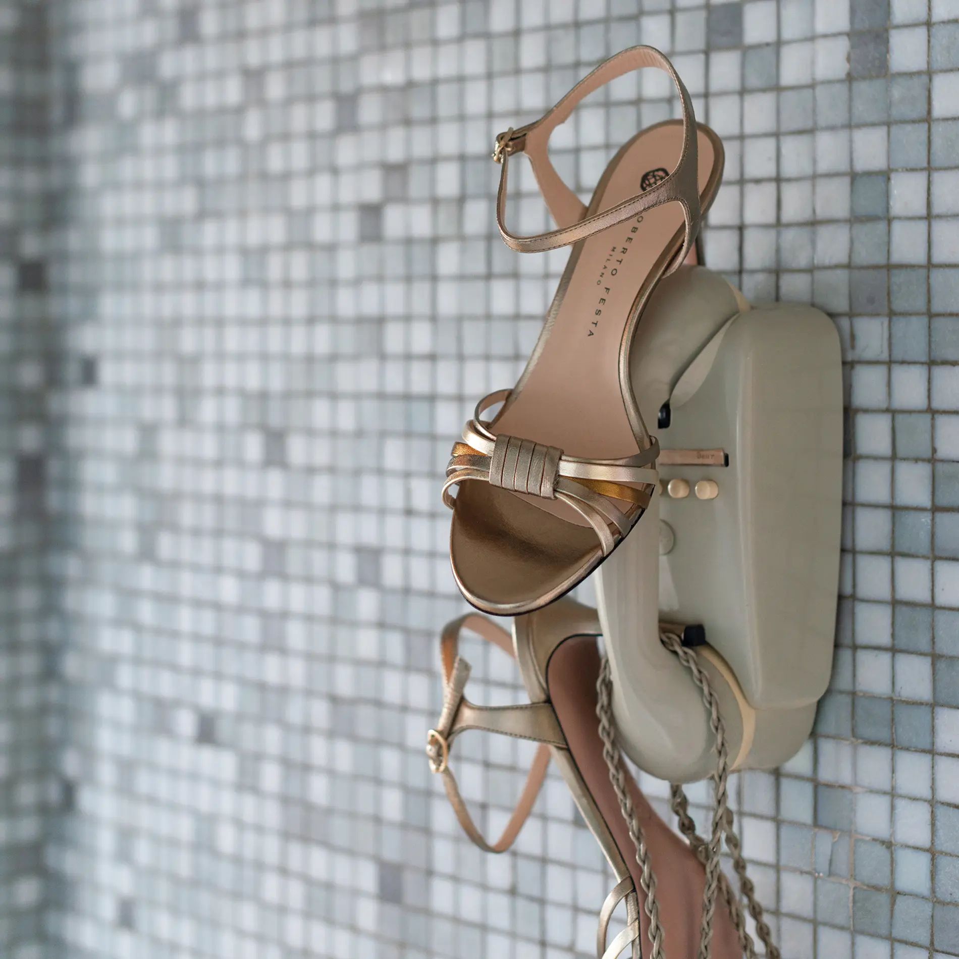 Elegante sandalen met hak en metallic accenten