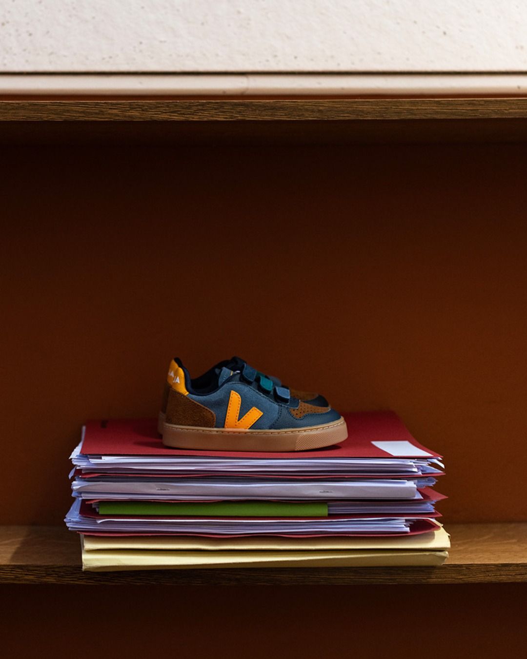 Veja Kids
De mooiste herfstkleuren zitten vervat in deze Veja V10 sneaker met velcro 🍂🦌 Perfect voor de eerste schooldag! 📚
#veja #vejakids #vanloockkids #backtoschool #terugnaarschool #sneakersforkids #kinderschoenen #kinderwinkel Veja Kids
De mooiste herfstkleuren zitten vervat in deze Veja V10 sneaker met velcro 🍂🦌 Perfect voor de eerste schooldag! 📚
#veja #vejakids #vanloockkids #backtoschool #terugnaarschool #sneakersforkids #kinderschoenen #kinderwinkel