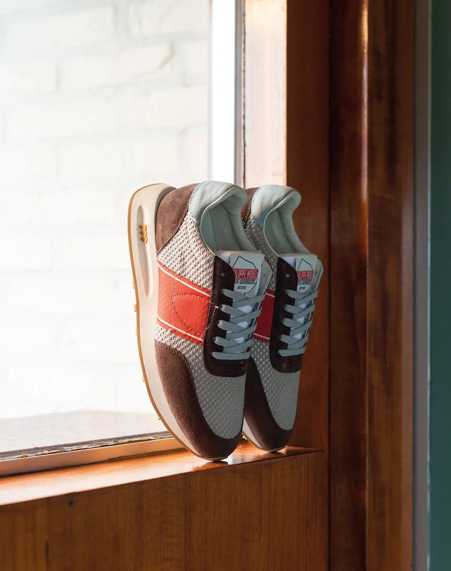 Casual sneakers met kleuraccenten op houten raam