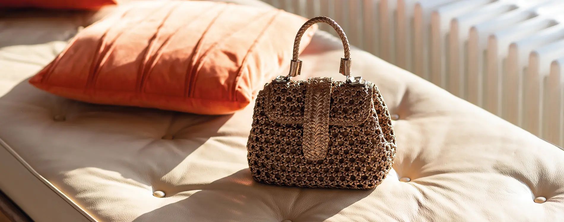 Geweven tas op kussen met warm zomerlicht