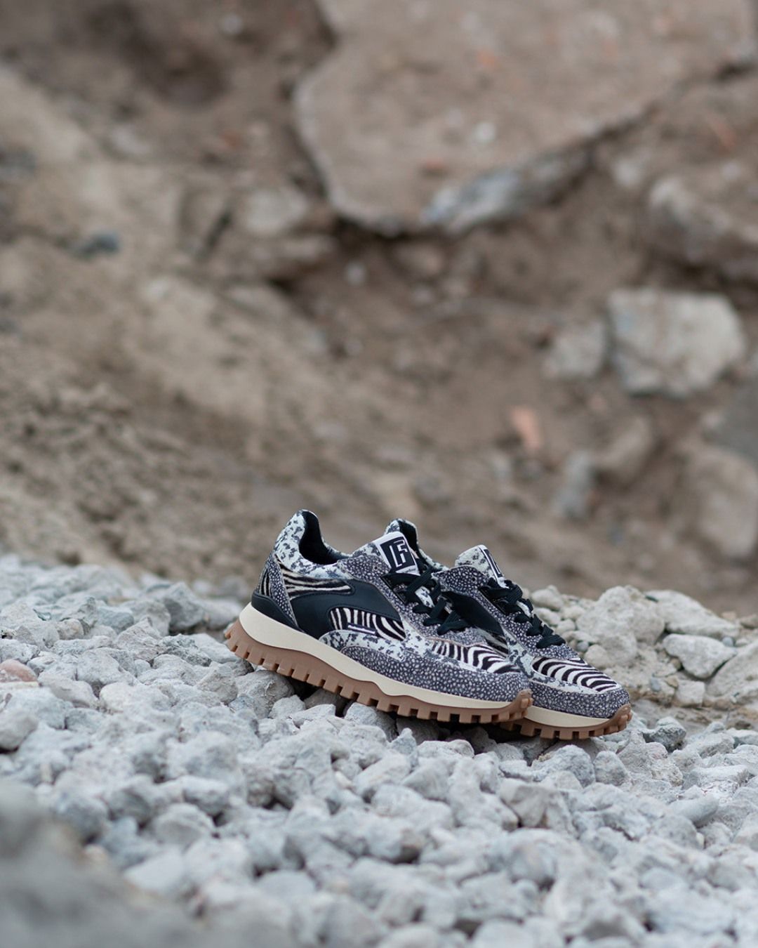 𝘿𝙚 𝙂𝙧𝙤𝙢𝙢𝙞

Floris: “Deze schoen uit onze Premium collectie is een beetje onze ‘schoenenchampagne’. Het is een stijl die volgens de regels eigenlijk niet had mogen bestaan. Schoenen uit onze Premiumcollectie hebben te dure materialen, te ingewikkelde details, te moeilijke belijningen, of ze zijn op een andere manier te experimenteel. De oplossing? We hebben deze paradijsvogels hun eigen limited edition Premiumhoekje gegeven in onze collectie, het hoekje waar alles kan en mag. Geniet van dit bijzondere paar schoenen!”

#vanloock #florisvanbommel #voordames #degrommi #sneakers #sneakerlove #sneakerhead #uniquesneakers #premiumsneakers #fallwinter2526