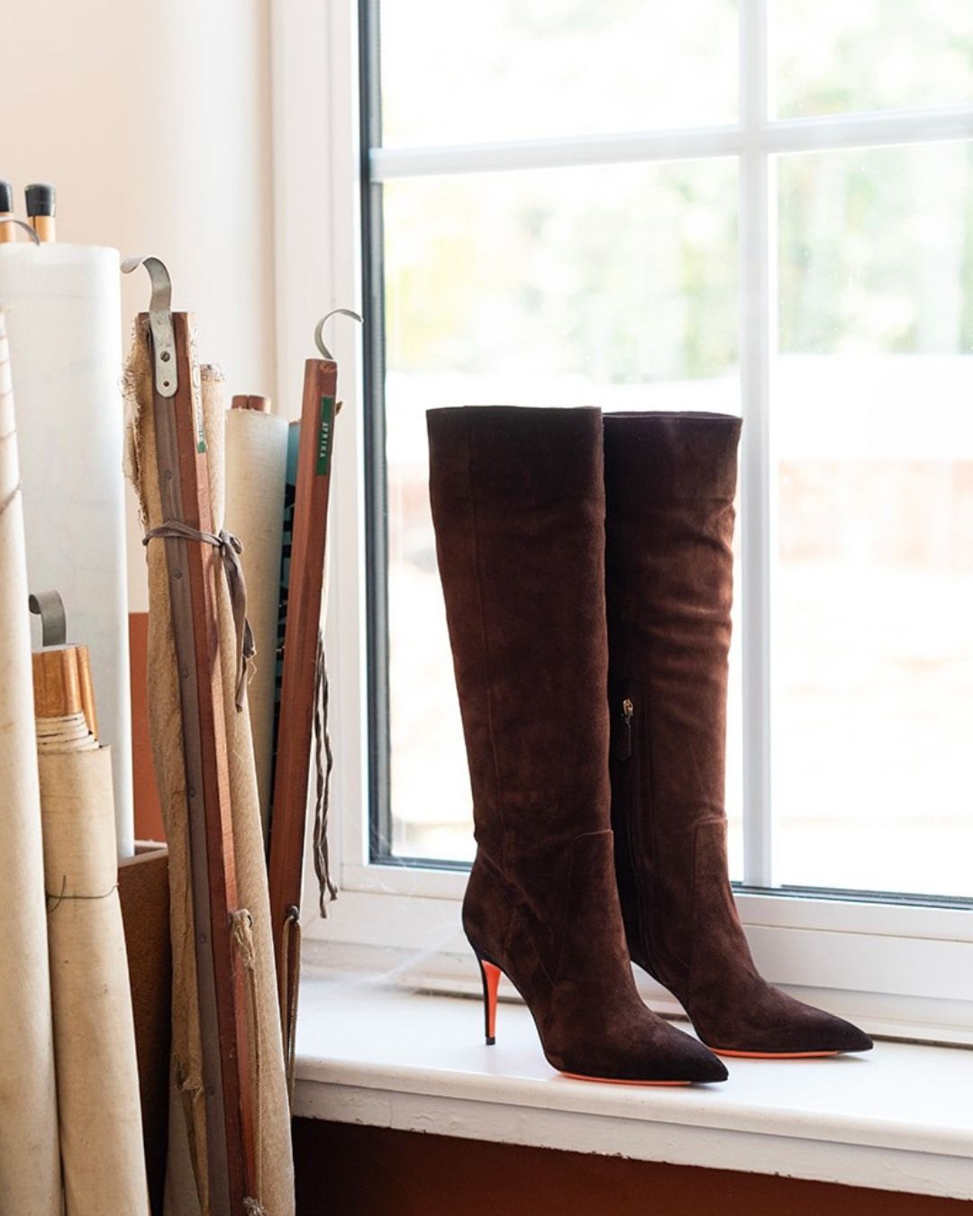 𝙎𝙖𝙣𝙩𝙤𝙣𝙞

Van boardroom tot diner: deze Santoni laarzen in zacht daim vormen de blikvangers van het seizoen 🤎

#vanloock #santoni #santoniboots #luxuryliving #luxuryshoes #fallwinter
