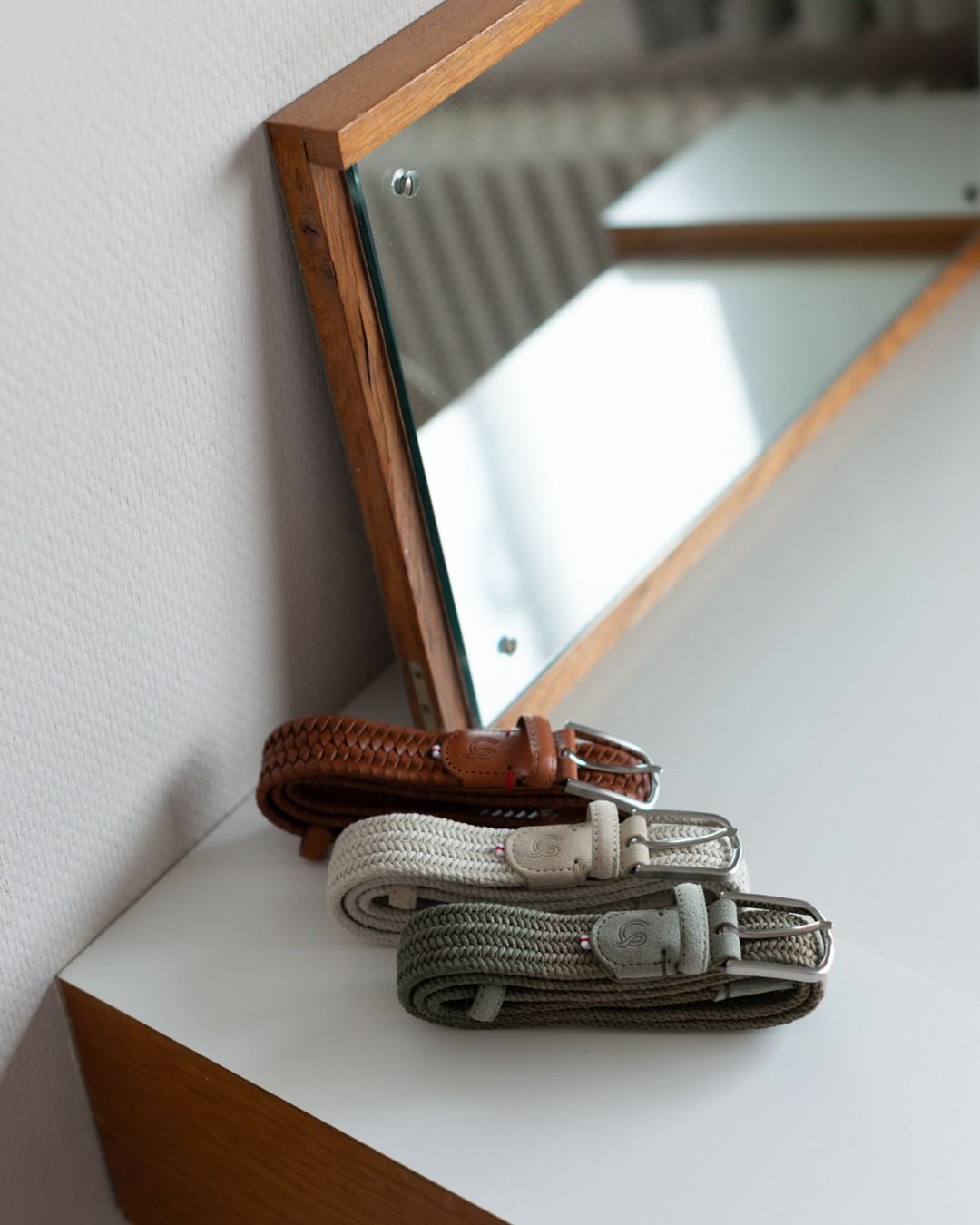 Ｌａ Ｂｏｕｃｌｅ

Wist je dat La Boucle geen klassieke riemen maakt met gaatjes, maar werkt met een gevlochten structuur? Daardoor kan je de riem op elk punt sluiten voor een perfecte pasvorm.

Bij La Boucle wordt elk model geleverd in een eigen kenmerkende verpakking, want details zijn even belangrijk als het design ✨