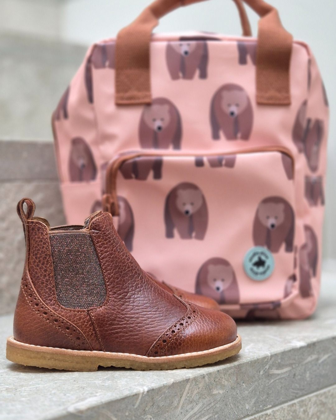 Na de herfstvakantie voor de eerste keer naar school? Wij zorgen ervoor dat de instappers dat in stijl doen: met een coole rugzak én matchende boots of sneakers 😎
#vanloockkids #kinderschoenen #kinderwinkel #rugzakjes #blundstone #vejakids #trixie #studioditte #anguluskids Na de herfstvakantie voor de eerste keer naar school? Wij zorgen ervoor dat de instappers dat in stijl doen: met een coole rugzak én matchende boots of sneakers 😎
#vanloockkids #kinderschoenen #kinderwinkel #rugzakjes #blundstone #vejakids #trixie #studioditte #anguluskids