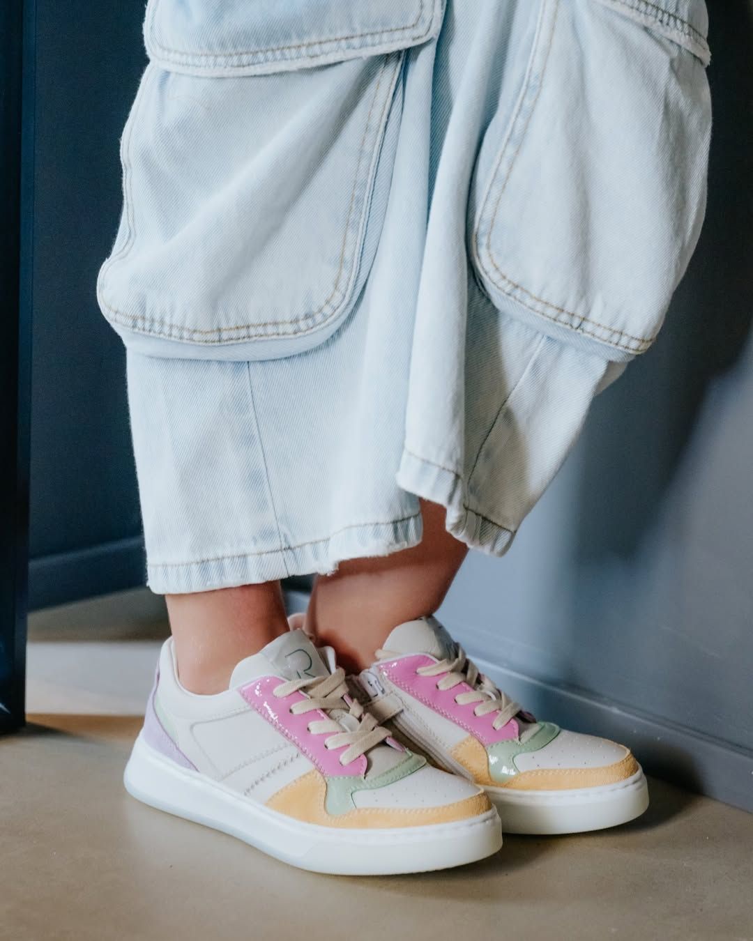 Het tussenseizoen vraagt om een kleurrijke sneaker, zoals deze van @romagnolishoes 🌸🌼
Beschikbaar vanaf maat 29, v.a. €130 🔎 productnummer 253456
#vanloockkids #romagnoli #romagnolishoes #kidsshoes #kidssneakers #kindersneakers #kinderwinkel #kinderschoenen Het tussenseizoen vraagt om een kleurrijke sneaker, zoals deze van @romagnolishoes 🌸🌼
Beschikbaar vanaf maat 29, v.a. €130 🔎 productnummer 253456
#vanloockkids #romagnoli #romagnolishoes #kidsshoes #kidssneakers #kindersneakers #kinderwinkel #kinderschoenen