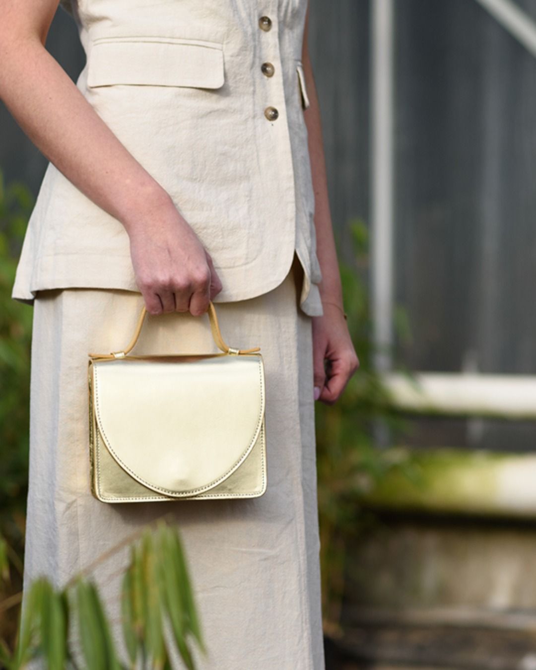 𝘧𝘦𝘴𝘵𝘪𝘷𝘦 𝘴𝘦𝘢𝘴𝘰𝘯

Ben je nog op zoek naar de perfecte handtas om jouw feestlook af te werken? Look no further: de Micro Briefcase van @mieke_dierckx is klein van stuk, maar groots in impact ✨

#vanloock #miekedierckx #designedinbelgium #ikkoopbelgisch #microbriefcase #handtas #goudenhandtas