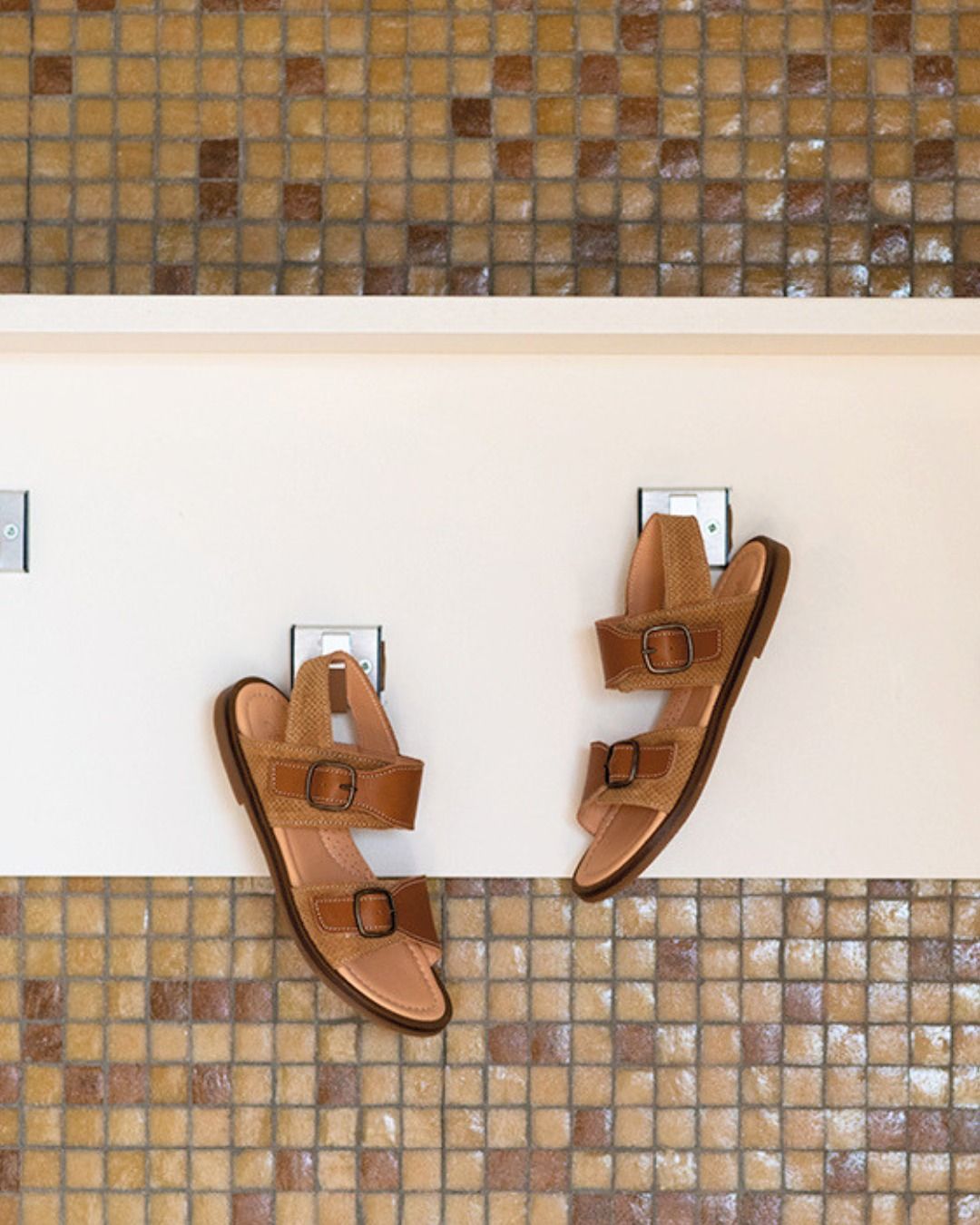 𝐎𝐯𝐞𝐫 𝐎𝐜𝐫𝐚

Ocra is een jong, Italiaans merk waar duurzaamheid en comfort voorop staan. De ontwerpers van Ocra houden rekening met milieuvriendelijkheid en de schoenen zijn stuk voor stuk handgemaakt 🧵

Deze perfecte basic sandaal hebben we in 8 verschillende kleuren, zowel voor jongens als meisjes. Ontdek ze in onze winkel en online 🛒

#ocra #kindersandalen #kidsshoes #vanloockkids #kinderwinkel #kinderschoenen