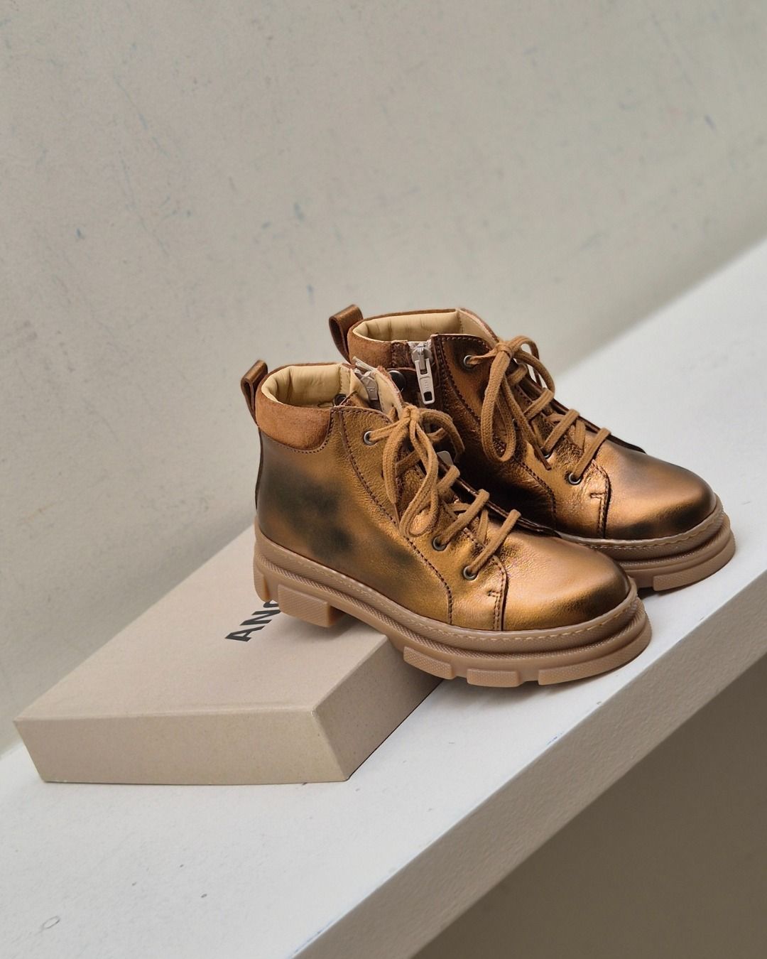 Golden ✨

De mooiste winterboots van Angulus, met stevige zool én voorzien van een handige rits.

#angulus #anguluskids #vanloockkids #kinderschoenen #kinderwinkel #kidsshoes