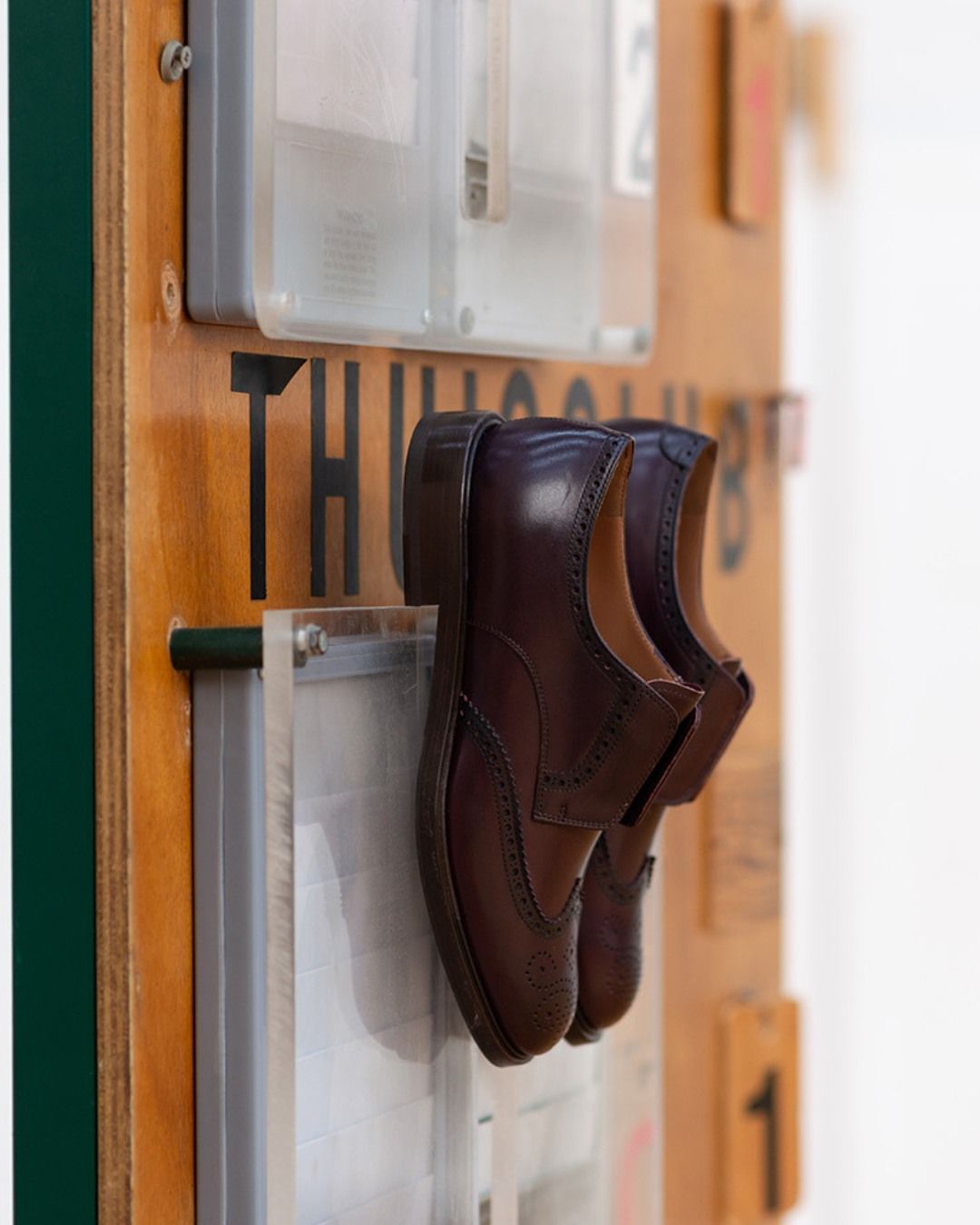 𝐹𝓇𝒶𝓉𝑒𝓁𝓁𝒾 𝑅𝑜𝓈𝓈𝑒𝓉𝓉𝒾
De stijlvolle modellen van Fratelli Rossetti zijn voorzien van de hoogste kwaliteit leder en een delicate afwerking. Naast hun populaire sneakers zijn ook deze Dandy Derby schoenen een must-have aankomende herfst 🤎 Wist je dat deze schoenen met de hand worden gekleurd? 👏
#fratellirossetti #fallwinter #newcollection #luxuryshoes #nieuwecollectie #vanloockshoes #dandyderby #derbyshoes 𝐹𝓇𝒶𝓉𝑒𝓁𝓁𝒾 𝑅𝑜𝓈𝓈𝑒𝓉𝓉𝒾
De stijlvolle modellen van Fratelli Rossetti zijn voorzien van de hoogste kwaliteit leder en een delicate afwerking. Naast hun populaire sneakers zijn ook deze Dandy Derby schoenen een must-have aankomende herfst 🤎 Wist je dat deze schoenen met de hand worden gekleurd? 👏
#fratellirossetti #fallwinter #newcollection #luxuryshoes #nieuwecollectie #vanloockshoes #dandyderby #derbyshoes
