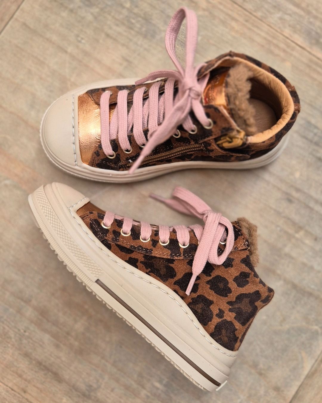 Lobby van Romagnoli: de perfecte high-top sneaker voor de winter! Dankzij de rits langs de zijkant ook super gemakkelijk zelf aan en uit te doen 🙌. Beschikbaar vanaf maatje 25 🍂❄️

#romagnoli #kidsshoes #madeinitaly #kinderschoenen #kinderwinkel #vanloockkids