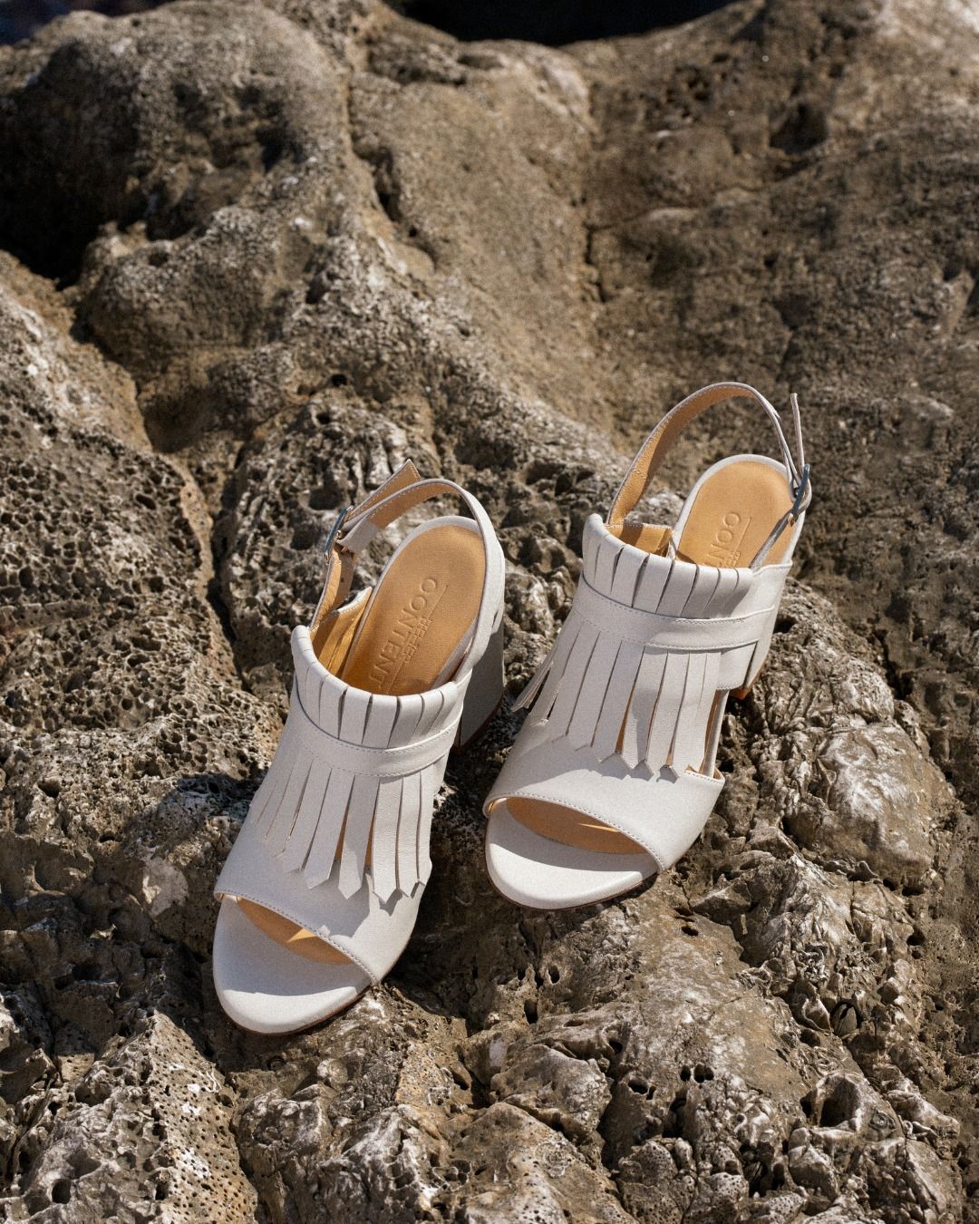 𝖤𝗅𝗅𝗂𝗌𝗌𝖺

De speelse franjes vooraan brengen extra elegantie in deze sandaal van Atelier Content. Beschikbaar in de kleuren Milk en Bordeaux.

#ellissa #ateliercontent #vanloock #sandalen #nieuwecollectie #ss26