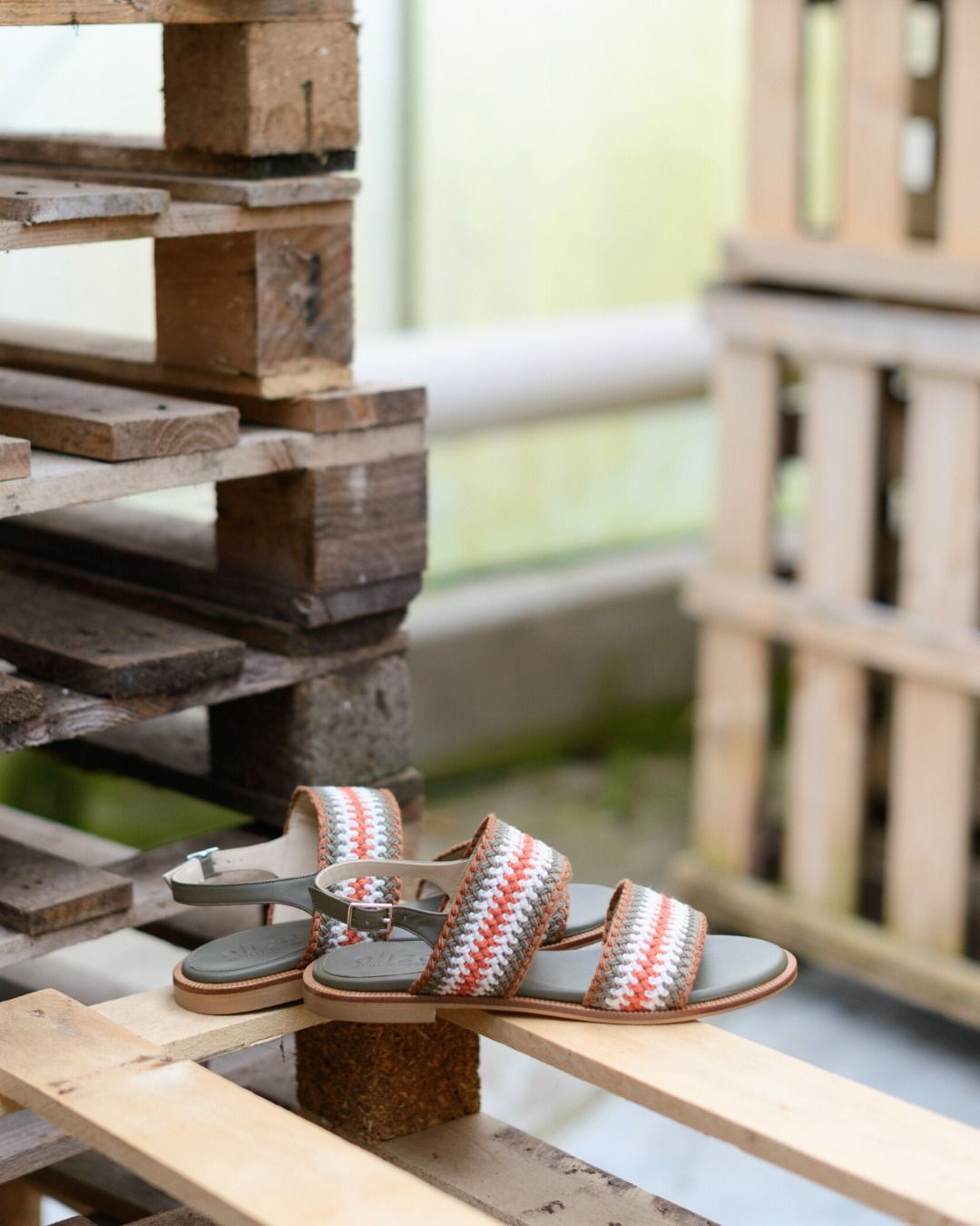 Eliza Di Venezia sandalen in de mooiste kleuren ☀ Dit model is beschikbaar vanaf maat 38 tot en met maat 44 en staat prachtig onder een linnen broek of kleedje. 

📣 Morgen, 1 mei, zijn wij gesloten. Vrijdag 2 mei en zaterdag 3 mei zijn we geopend volgens onze normale openingsuren. Online bestellingen worden vrijdagochtend verzonden. 

€190
www.vanloock.com/eliza-sandaal-253058.html