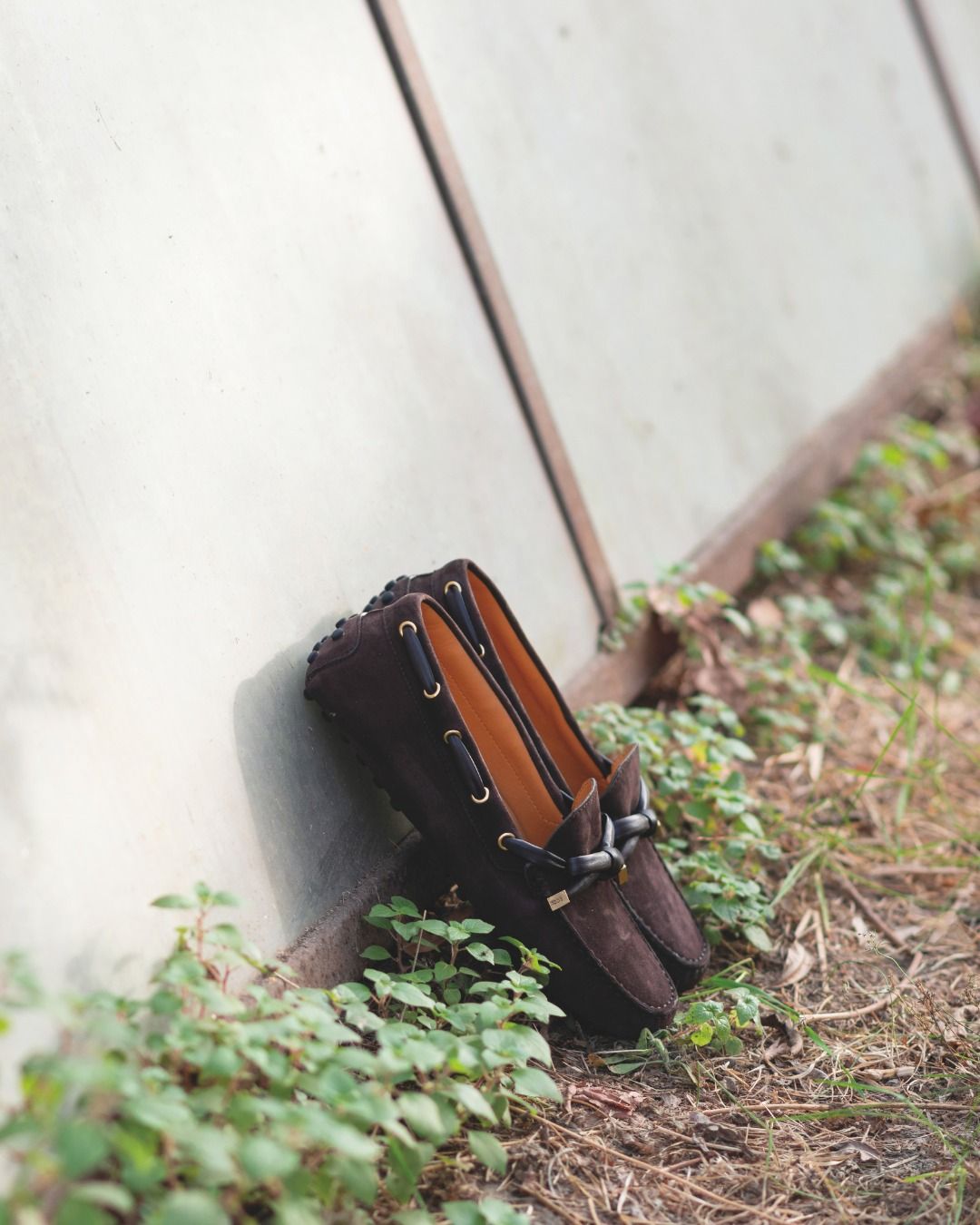 𝐬𝐩𝐫𝐞𝐳𝐳𝐚𝐭𝐮𝐫𝐚

sprezzatura (𝘻𝘦𝘭𝘧𝘴𝘵. 𝘯𝘸., 𝘷.)

1. De kunst om iets ogenschijnlijk moeiteloos te doen wat in werkelijkheid precisie, oefening en controle vraagt.

2. Een houding van nonchalante elegantie waarbij stijl nooit geforceerd lijkt.

ℎ𝑒𝑟𝑘𝑜𝑚𝑠𝑡: Italiaans

#tods #loafers #todsshoes #gommino #vanloock #nieuwecollectie #newin #ss26 #sprezzatura