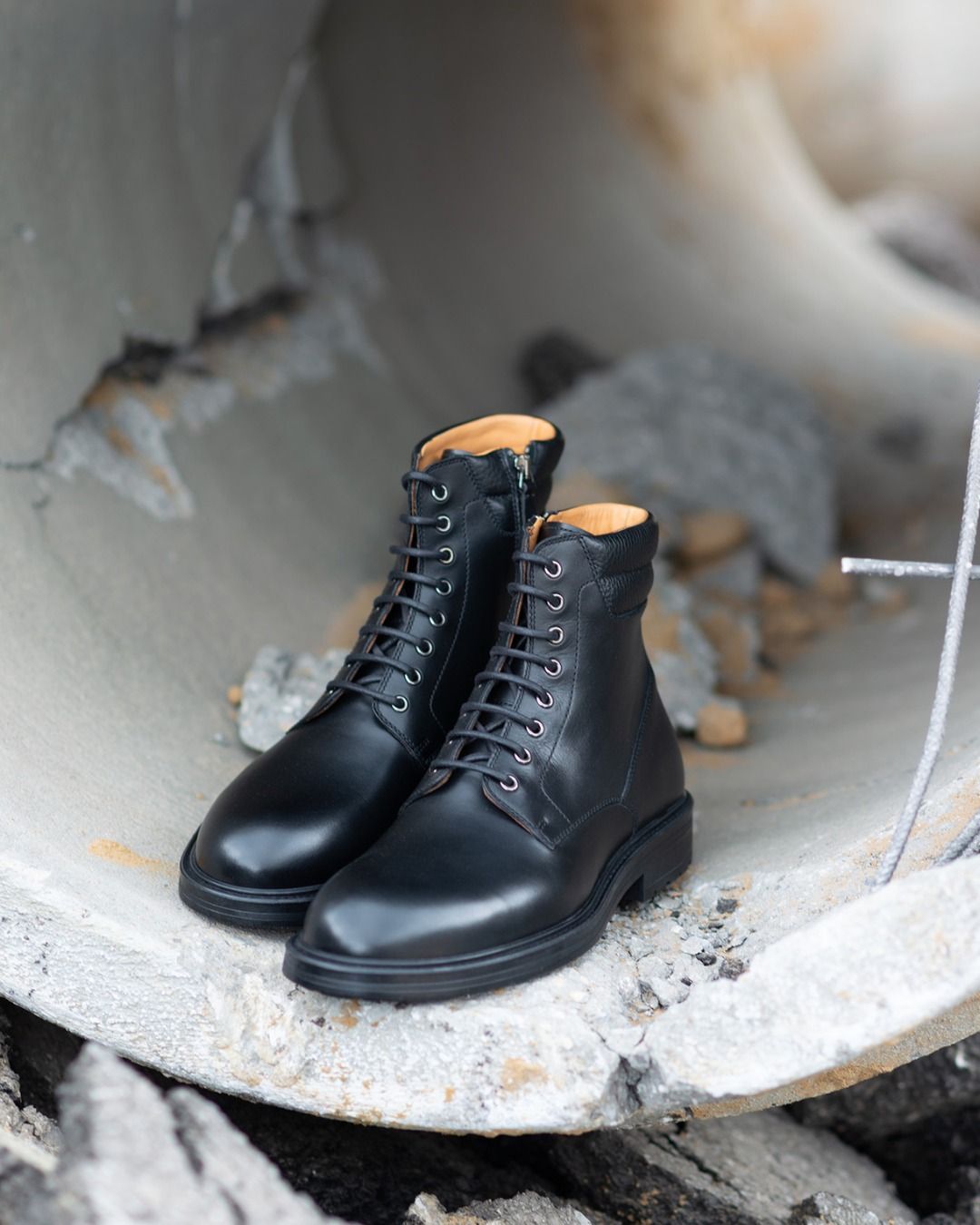 𝙼𝚊𝚐𝚗𝚊𝚗𝚗𝚒

In 1954 begon Sebastián Blanco Aldomar zijn eigen atelier op de eerste verdieping van zijn woonhuis: Magnanni was geboren. Zijn zoon, Pascual Blanco Martinez, werd op zijn zestiende designer bij het merk en liet een nieuwe, frisse wind door de collecties waaien. De elegante, luxueuze en klassieke modellen van Magnanni worden volledig met de hand gemaakt en geborsteld om de kwaliteit te garanderen - dit alles in hun eigen fabriek. Naast de schoenen heeft Magnanni ook bijpassende riemen om jouw outfit volledig af te maken.

Swipe voor de bruine variant 👉

#vanloock #magnanni #boots #formen #herenschoenen #nieuwecollectie