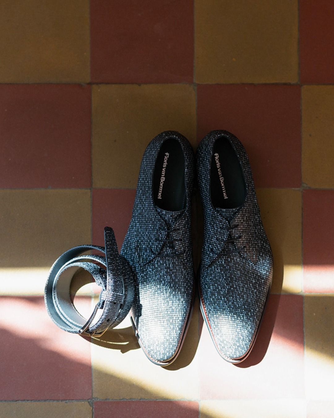 𝘿𝙚 𝙎𝙩𝙖𝙥𝙥𝙚𝙧
Wat Floris zelf te zeggen heeft over deze schoen:
"Onder op de zool van deze schoen heb ik een klein tekeningetje gezet. Het zijn twee schoenen die met elkaar aan het praten zijn. Althans... De ene schoen zegt tegen de andere: 'Dus jij bent een Floris van Bommel schoen?'. Hij praat door zijn zool aan de voorkant als een onderkaak omhoog en omlaag te bewegen. De andere schoen antwoordt met: ‘Mpff, mpff’. En dat is natuurlijk omdat het inderdaad een Floris van Bommel schoen is! Zijn zool zit wél goed vast. Hij kan dus niet praten. Enfin, de lege blikken die ik tot nu toe als reactie kreeg op dat tekeningetje waren veelzeggend. Vandaar dus hier alvast maar even de uitleg erbij."
Swipe voor de tekening 👉
#florisvanbommel #destapper #herenschoenen #nieuwecollectie #fallwinter #vanloock 𝘿𝙚 𝙎𝙩𝙖𝙥𝙥𝙚𝙧
Wat Floris zelf te zeggen heeft over deze schoen:
"Onder op de zool van deze schoen heb ik een klein tekeningetje gezet. Het zijn twee schoenen die met elkaar aan het praten zijn. Althans... De ene schoen zegt tegen de andere: 'Dus jij bent een Floris van Bommel schoen?'. Hij praat door zijn zool aan de voorkant als een onderkaak omhoog en omlaag te bewegen. De andere schoen antwoordt met: ‘Mpff, mpff’. En dat is natuurlijk omdat het inderdaad een Floris van Bommel schoen is! Zijn zool zit wél goed vast. Hij kan dus niet praten. Enfin, de lege blikken die ik tot nu toe als reactie kreeg op dat tekeningetje waren veelzeggend. Vandaar dus hier alvast maar even de uitleg erbij."
Swipe voor de tekening 👉
#florisvanbommel #destapper #herenschoenen #nieuwecollectie #fallwinter #vanloock