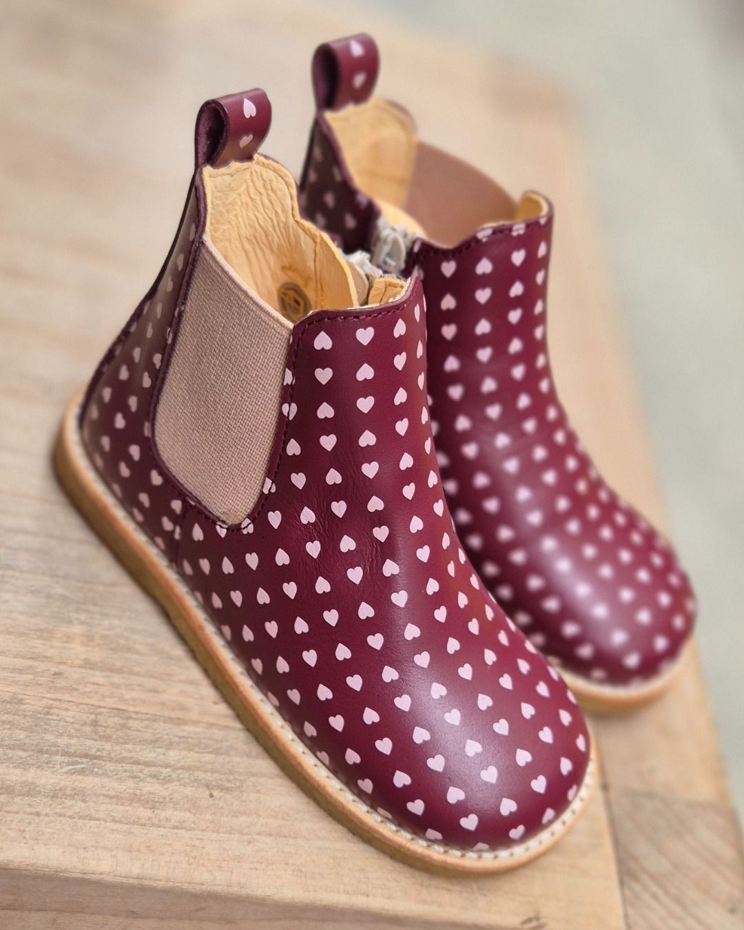 Deze boots van Angulus hebben alvast onze harten gestolen ❤ Beschikbaar in bordeaux en roze, vanaf maatje 21.
#nieuwecollectie #newcollection #angulus #anguluskids #kinderwinkel #kinderschoenen #herfstwintercollectie Deze boots van Angulus hebben alvast onze harten gestolen ❤ Beschikbaar in bordeaux en roze, vanaf maatje 21.
#nieuwecollectie #newcollection #angulus #anguluskids #kinderwinkel #kinderschoenen #herfstwintercollectie