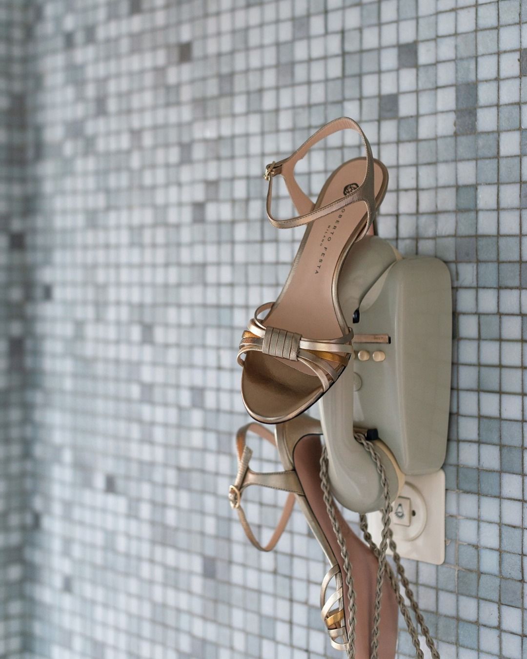 𝖠𝗅𝗅𝗎𝗋𝖾

Model Semia van Roberto Festa ✨
De gevlochten bandjes vooraan spelen met drie metallic tinten die samen een verfijnd effect creëren. 

🔎 263846 

#vanloock #robertofestamilano #goudensandalen #goldsandals #robertofesta