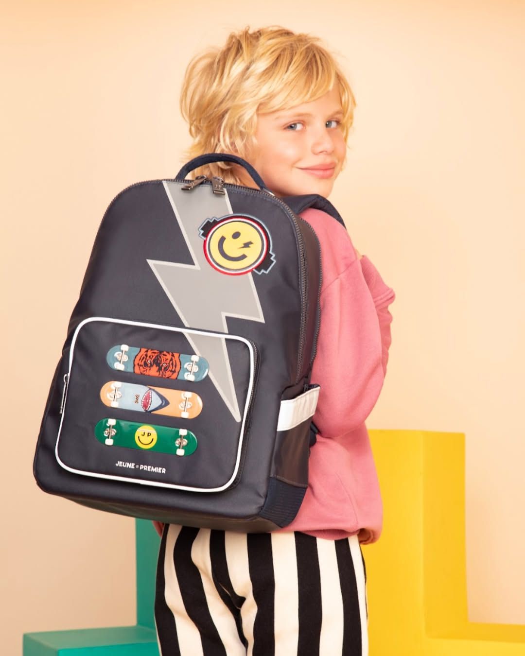 De eerste @jeunepremier_official drop is binnen 💥 Onder andere deze super coole Skate rugzak zit erbij 😎 Nu te vinden op onze webshop en in de winkel!
#jeunepremier #newbobbie #skate #rugzak #schooltas #backtoschool #kinderwinkel #kidsstore #forkids De eerste @jeunepremier_official drop is binnen 💥 Onder andere deze super coole Skate rugzak zit erbij 😎 Nu te vinden op onze webshop en in de winkel!
#jeunepremier #newbobbie #skate #rugzak #schooltas #backtoschool #kinderwinkel #kidsstore #forkids