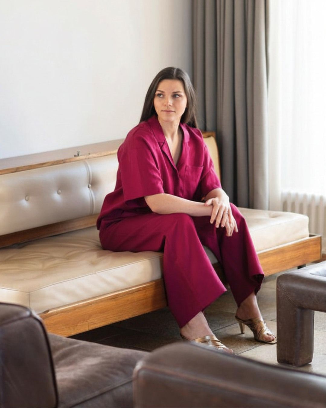 𝙰𝚛𝚊𝚋𝚎𝚕𝚕𝚊

Het Arabella muiltje met hak van Lola Cruz in goudkleurig leder tilt alle looks moeiteloos naar een hoger niveau. Het design met vierkante neus geeft een moderne, elegante uitstraling, terwijl het hakje je silhouet mooi verlengt ✨

#lolacruz #arabella #goldenmules #muiltjes #goudenmuiltje #vanloock #nieuwecollectie