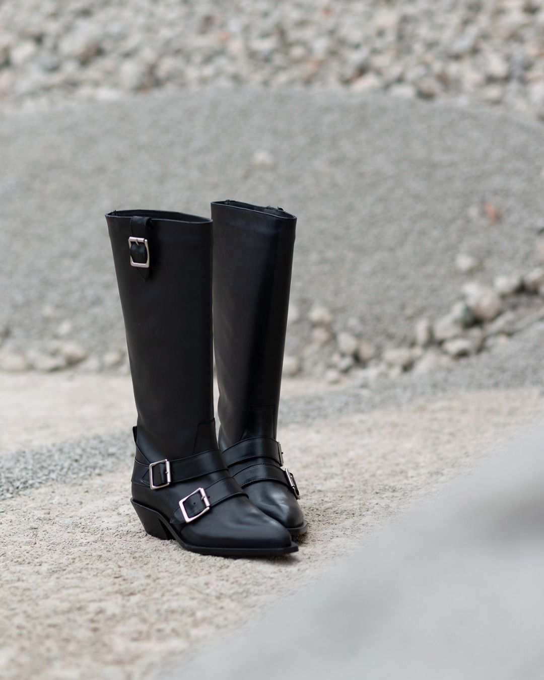 Ｄａｒｋ Ｍａｔｔｅｒ

Weet je niet zeker of je je meer een ruiter of een cowboy voelt? Hier is het perfecte compromis.

#darkmatter #alohas #alohasboots #ryder #blackboots #fallwinter #newcollection #vanloock