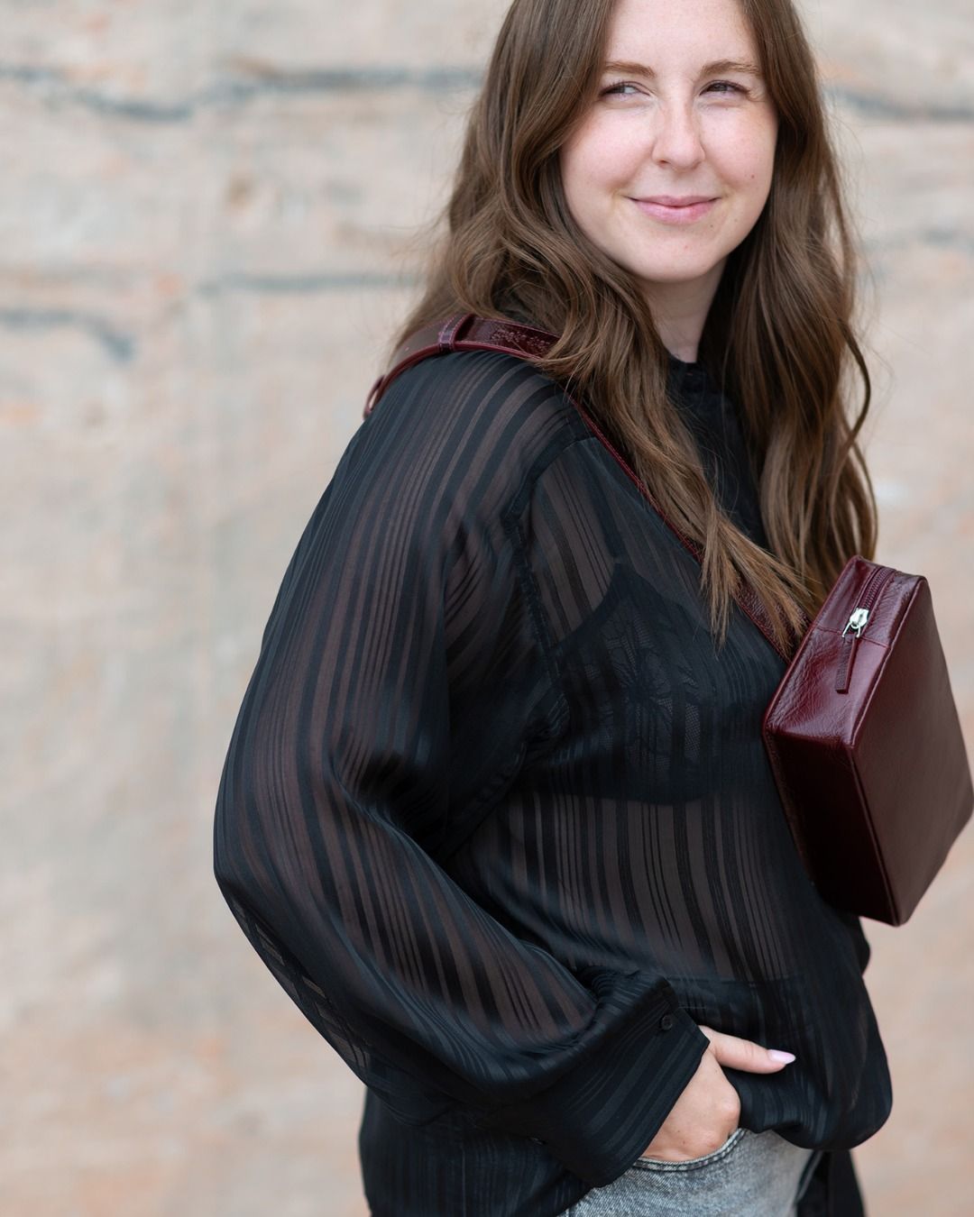 𝘛𝘳𝘢𝘱𝘦𝘻𝘪𝘶𝘮 𝘉𝘦𝘭𝘵 𝘉𝘢𝘨

De Mieke Dierckx Belt Bag is de ideale metgezel voor iedere dag 🍂 Hij is ontworpen om je essentiële spullen in mee te nemen en kan zowel crossbody als om je middel worden gedragen. Deze mag voor ons meteen onder de kerstboom 🙈🎄

Let op: online dien je The Belt apart aan te kopen.

#vanloock #miekedierckx #thebeltbag #ikkoopbelgisch #handtassen #giftguide