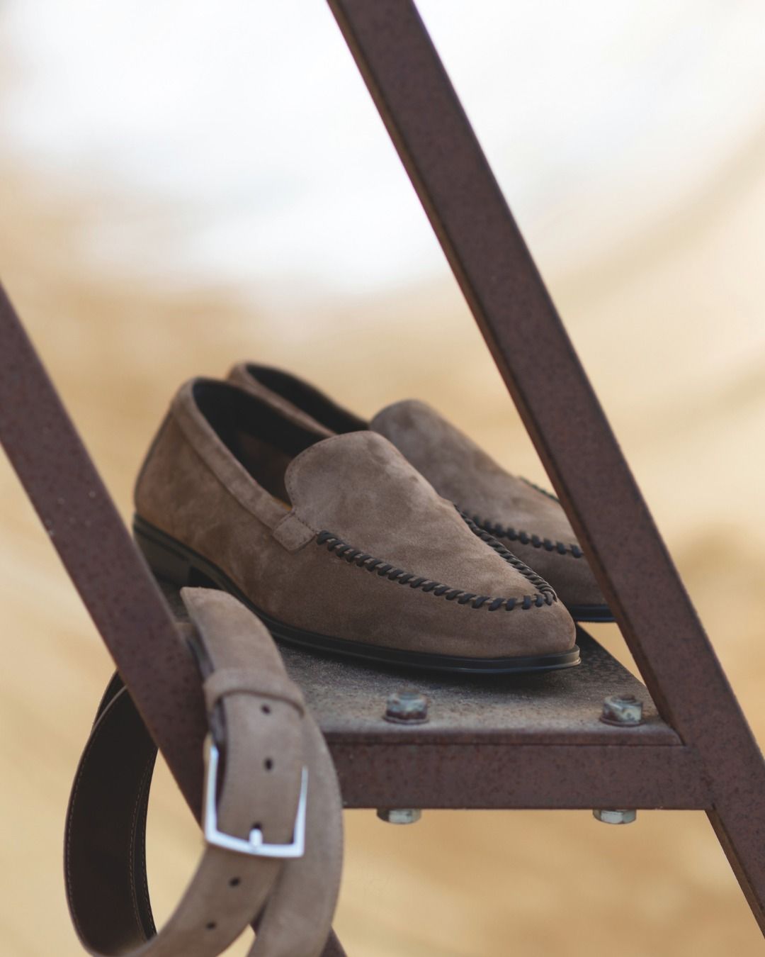 𝙼𝚊𝚐𝚗𝚞𝚖 𝙾𝚙𝚞𝚜

Schoenen en accessoires ontworpen voor een leven waarin werk en vrije tijd moeiteloos in elkaar overlopen. Met deze mocassin toont Doucal’s zijn verfijnde vakmanschap en oog voor detail. 

#vanloock #doucals #doucalsshoes #bradbury #riemen #herenschoenen #mocassin #voorhem