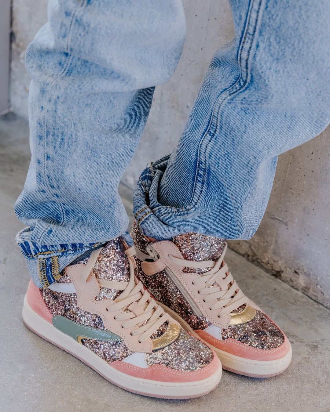 𝐑𝐨𝐦𝐚𝐠𝐧𝐨𝐥𝐢

De Special high-top sneaker van Romagnoli is er zowel voor meisjes als jongens, en dat vanaf maatje 25 tot en met 33 👾

#romagnoli #kinderschoenen #kidsshoes #kinderwinkel #romagnolikidsshoes #hightopsneakers #madeineurope