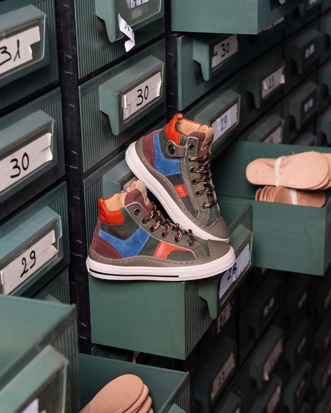 Elk detail vertelt een verhaal ❤️

Veelkleurig en uniek. De schoenen van @zecchinodoroshoes zijn meer dan accessoires. Elke Zecchino d’Oro schoen begint met een duidelijke keuze: natuurlijke, ademende en duurzame materialen. De lederen binnenzolen zijn ontworpen om de voeten van kinderen zacht te ondersteunen. 

#vanloock #vanloockkids #zecchinodoro #kidsshoes #kinderschoenen #behindthescenes @vanloock.kids