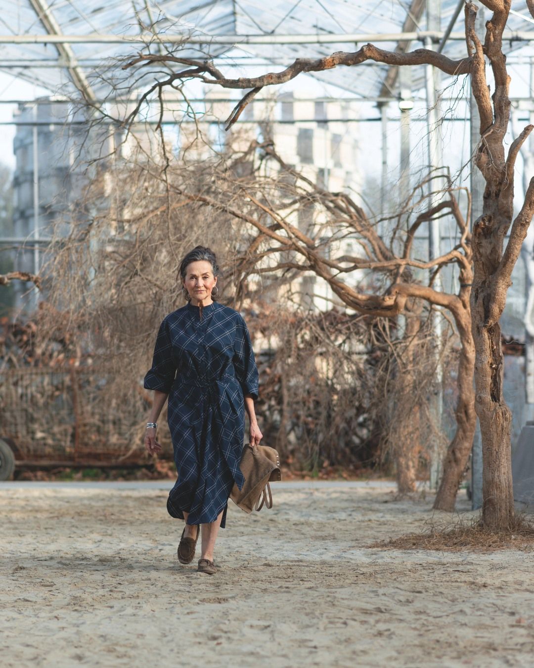 ｕｔｉｌｕｘｅ

Utility en luxe versmelten tot een verfijnde, functionele stijl. Canvas, mesh en hoogwaardige stoffen in gedempte tinten als beige, kaki en bruin krijgen gezelschap van contrasterende kleuraccenten voor een moderne touch. Schoenen en tassen zijn ontworpen voor een leven waarin werk en vrije tijd naadloos overlopen. 

#utiluxe #vanloock #SS26 #newseason #newin #nieuwecollectie #bootschoenen #mocassin #angulus #zanellato #handtassen