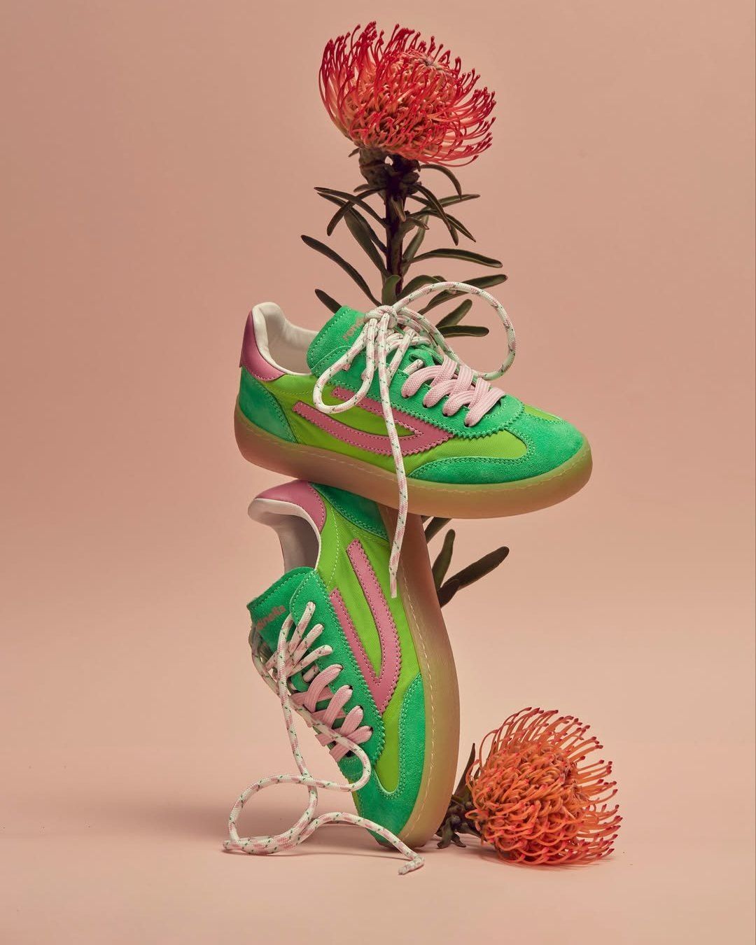 𝙱𝚕𝚘𝚘𝚖 🌸

Voor kindjes die van felle kleuren houden 💚🩷 Swipe voor alle kleurtjes 😍

#rondinella #sneakers #kidssneakers #kinderschoenen #kinderwinkel #ss26