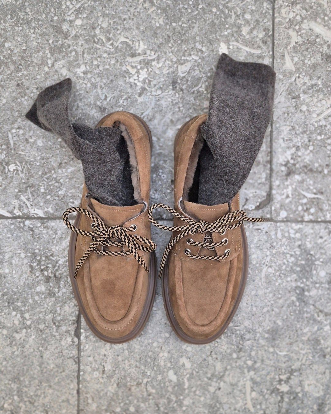 ɪᴛ&#039;ꜱ ᴄᴏʟᴅ ᴏᴜᴛꜱɪᴅᴇ

Maar gelukkig hebben we ook schoenen met warme voering, zoals Wylder van Guglielmo Rotta. Tof onder een rok of broek mét sokje. 

🔎 256923

#guglielmorotta #wylder #shoeswithsocks #vanloock #mocassins #schoenen #winter2026